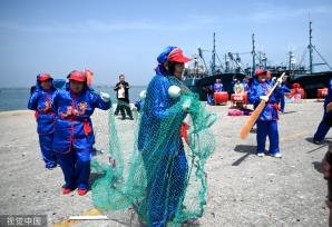 山东威海：渔民们载歌载舞 欢度渔民节