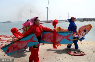 山东威海：渔民们载歌载舞 欢度渔民节