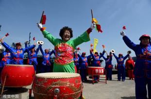 山东威海：渔民们载歌载舞 欢度渔民节