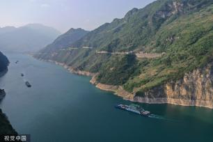 湖北宜昌：长江三峡货运船舶往来穿梭