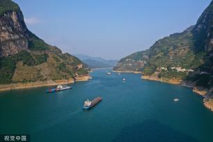 湖北宜昌：长江三峡货运船舶往来穿梭