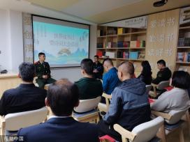 世界读书日 江西上饶武警与市民分享诗词书籍