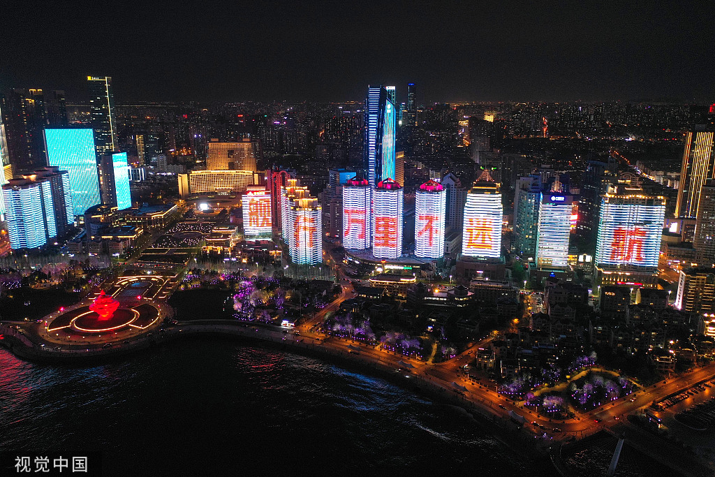 青岛开启海军节主题灯光秀 庆祝中国海军成立74周年