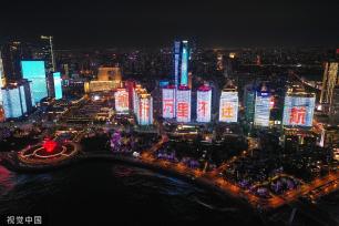 青岛开启海军节主题灯光秀 庆祝中国海军成立74周年