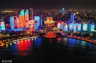 青岛开启海军节主题灯光秀 庆祝中国海军成立74周年