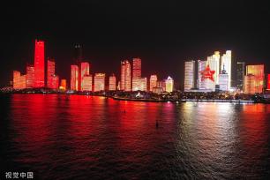 青岛开启海军节主题灯光秀 庆祝中国海军成立74周年