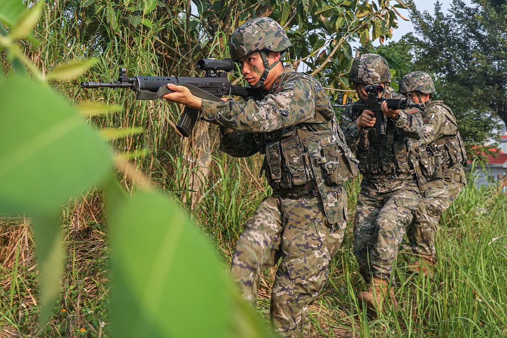 南宁：武警官兵进行多课目训练