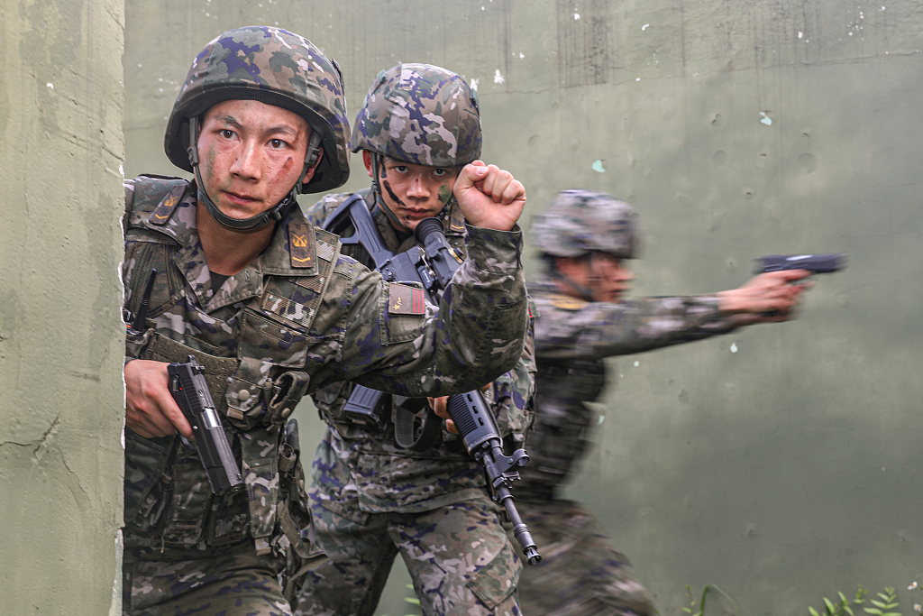 南宁：武警官兵进行多课目训练