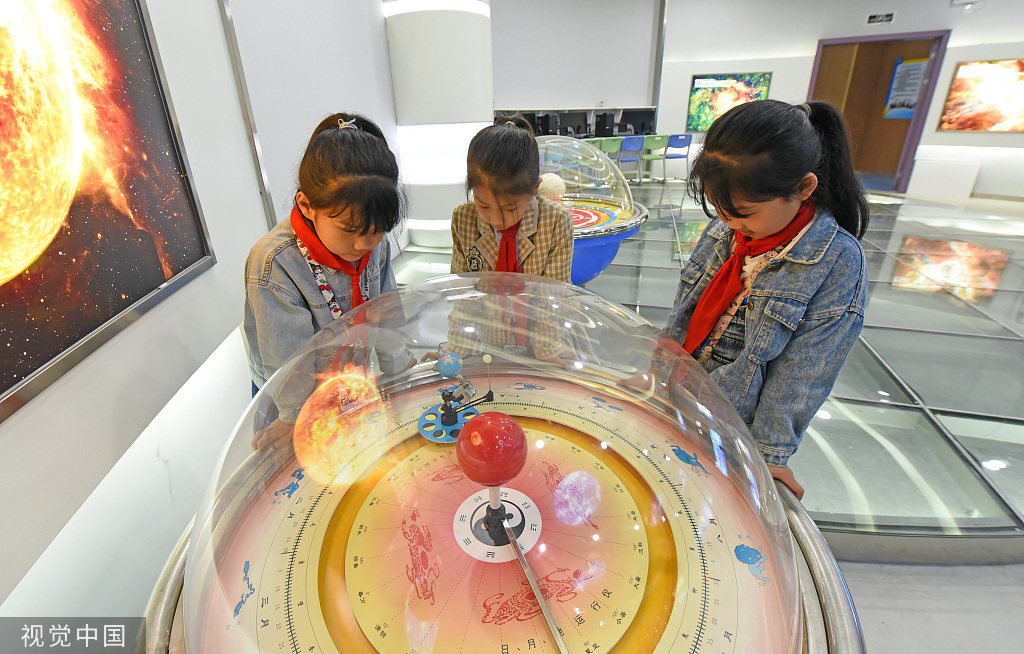 浙江台州：小学生在科技馆内学习航天知识