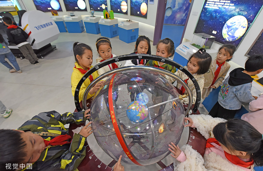 浙江台州：小学生在科技馆内学习航天知识