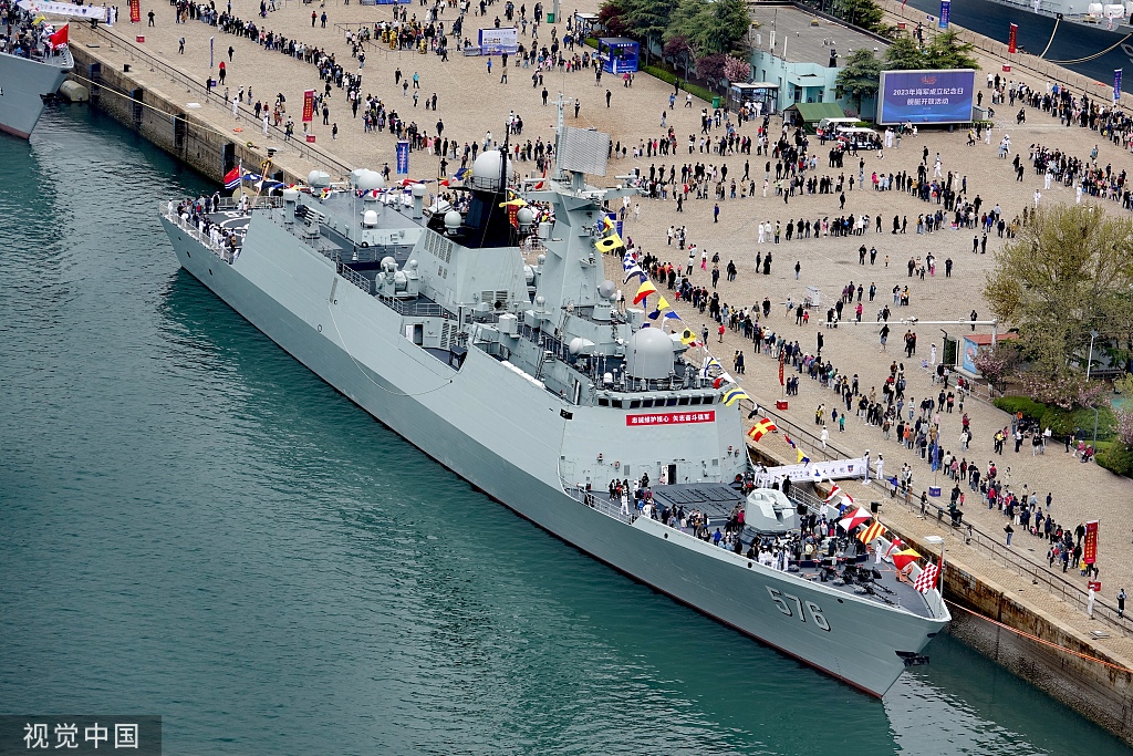 青岛港3号码头举行舰艇开放活动