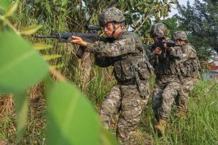 南宁：武警官兵进行多课目训练