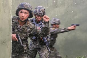 南宁：武警官兵进行多课目训练