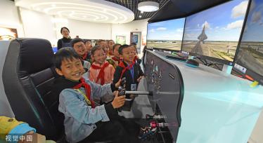 浙江台州：小学生在科技馆内学习航天知识