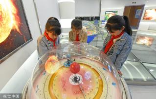 浙江台州：小学生在科技馆内学习航天知识