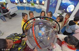 浙江台州：小学生在科技馆内学习航天知识