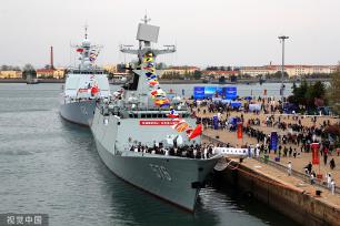 青岛港3号码头举行舰艇开放活动