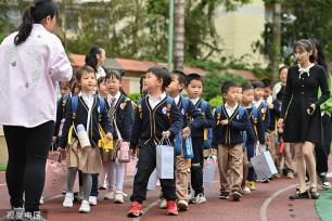 重庆：幼儿园小朋友参与幼小衔接活动 体验小学课堂与校园