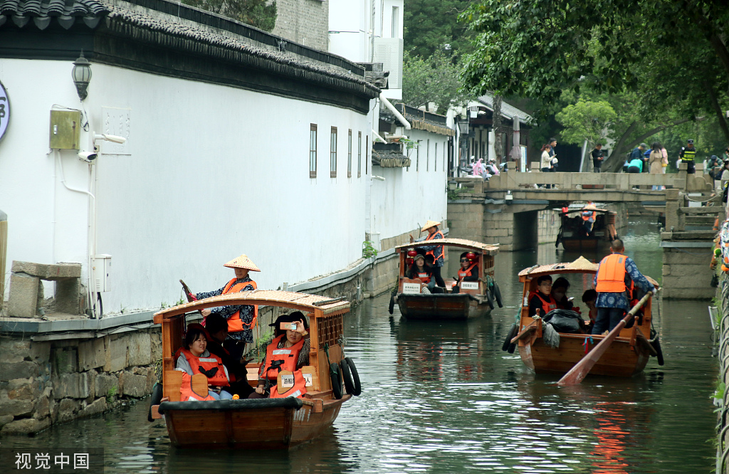 苏州：游客乘坐手摇小木船 观光水巷人家