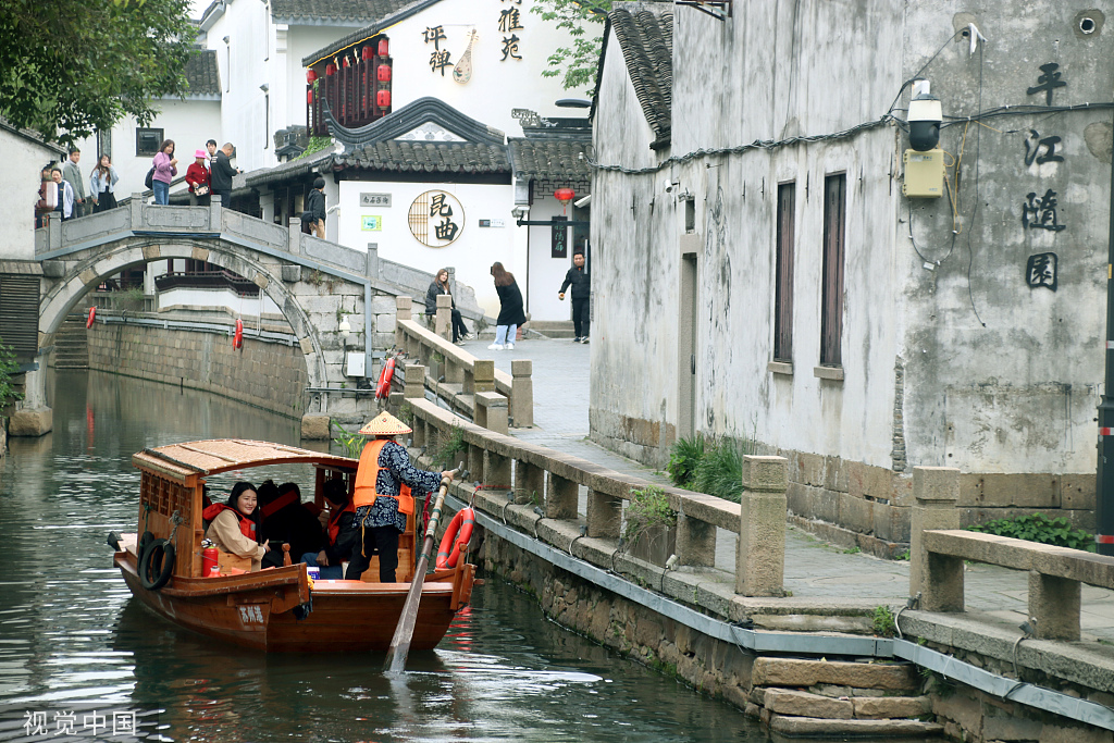 苏州：游客乘坐手摇小木船 观光水巷人家