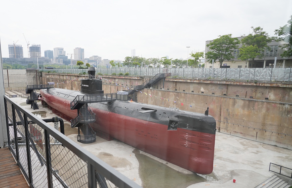 我国自行设计建造第一代潜艇亮相上海潜艇展览馆