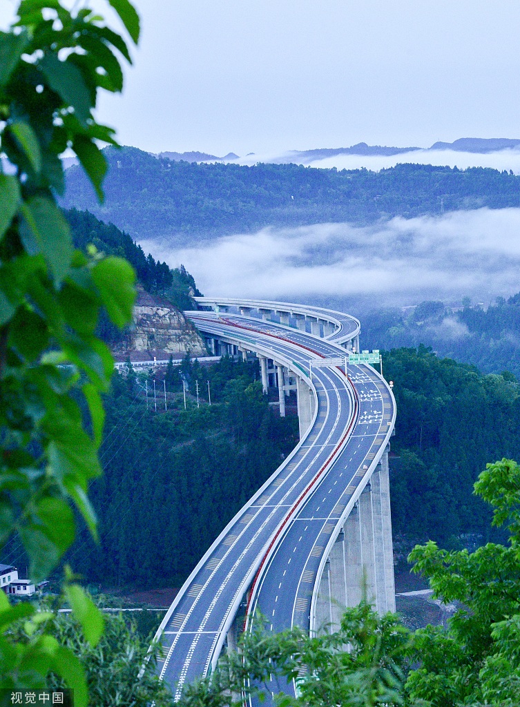 四川巴中：镇广高速蜿蜒曲折 山间晨雾缭绕