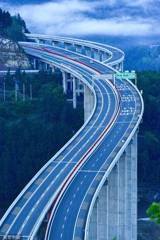 四川巴中：镇广高速蜿蜒曲折 山间晨雾缭绕