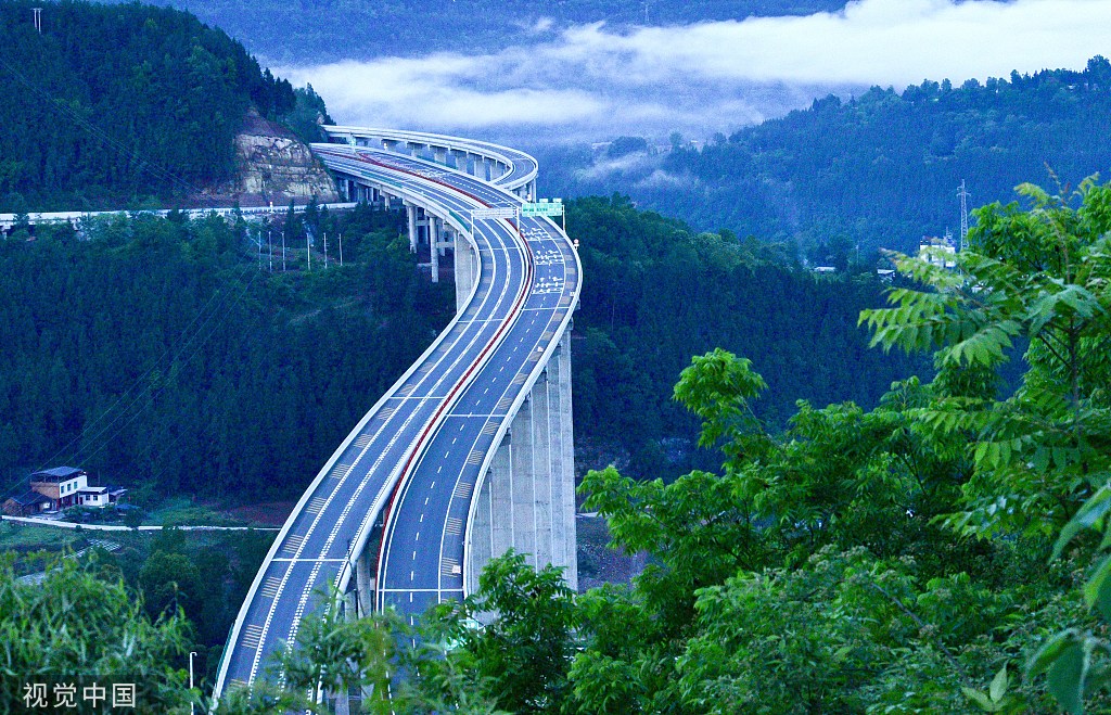 四川巴中：镇广高速蜿蜒曲折 山间晨雾缭绕