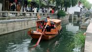 苏州：游客乘坐手摇小木船 观光水巷人家