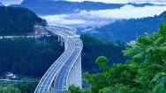 四川巴中：镇广高速蜿蜒曲折 山间晨雾缭绕