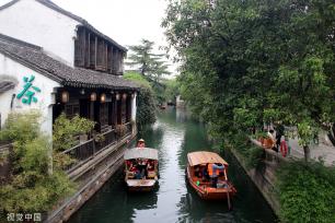 苏州：游客乘坐手摇小木船 观光水巷人家