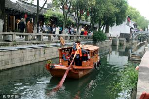 苏州：游客乘坐手摇小木船 观光水巷人家