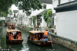 苏州：游客乘坐手摇小木船 观光水巷人家