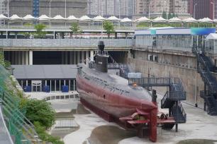 我国自行设计建造第一代潜艇亮相上海潜艇展览馆