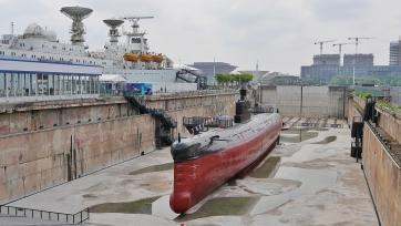 我国自行设计建造第一代潜艇亮相上海潜艇展览馆