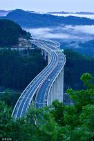 四川巴中：镇广高速蜿蜒曲折 山间晨雾缭绕