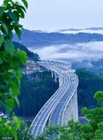 四川巴中：镇广高速蜿蜒曲折 山间晨雾缭绕