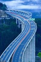 四川巴中：镇广高速蜿蜒曲折 山间晨雾缭绕