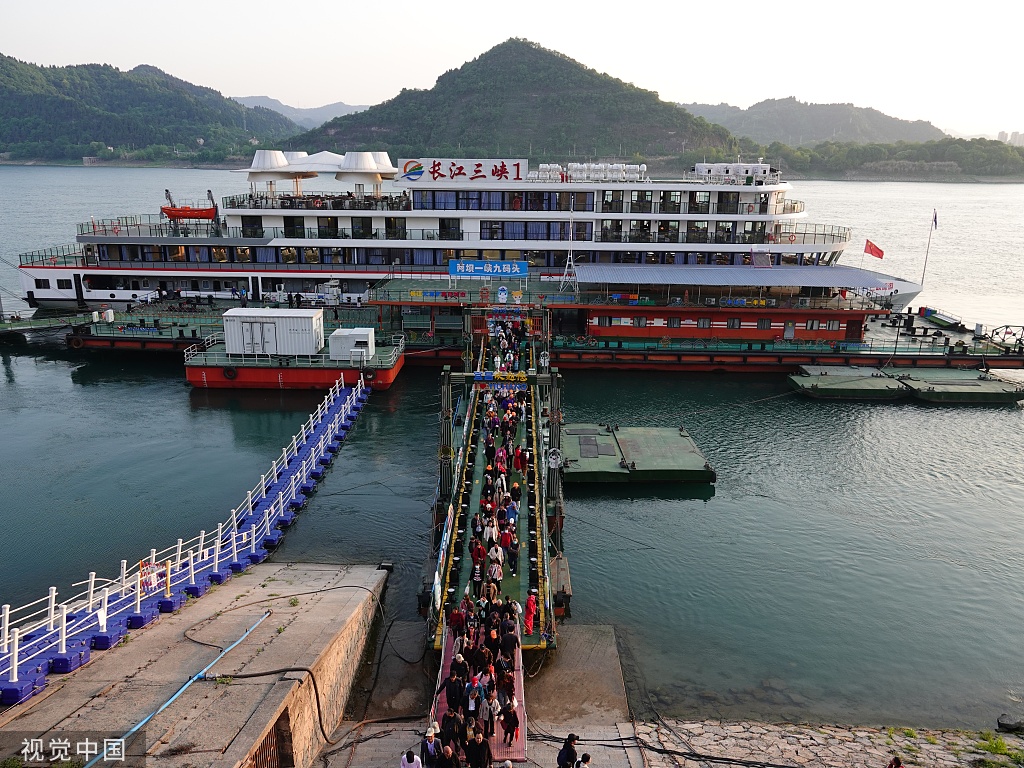 湖北宜昌：游客乘船游览长江三峡