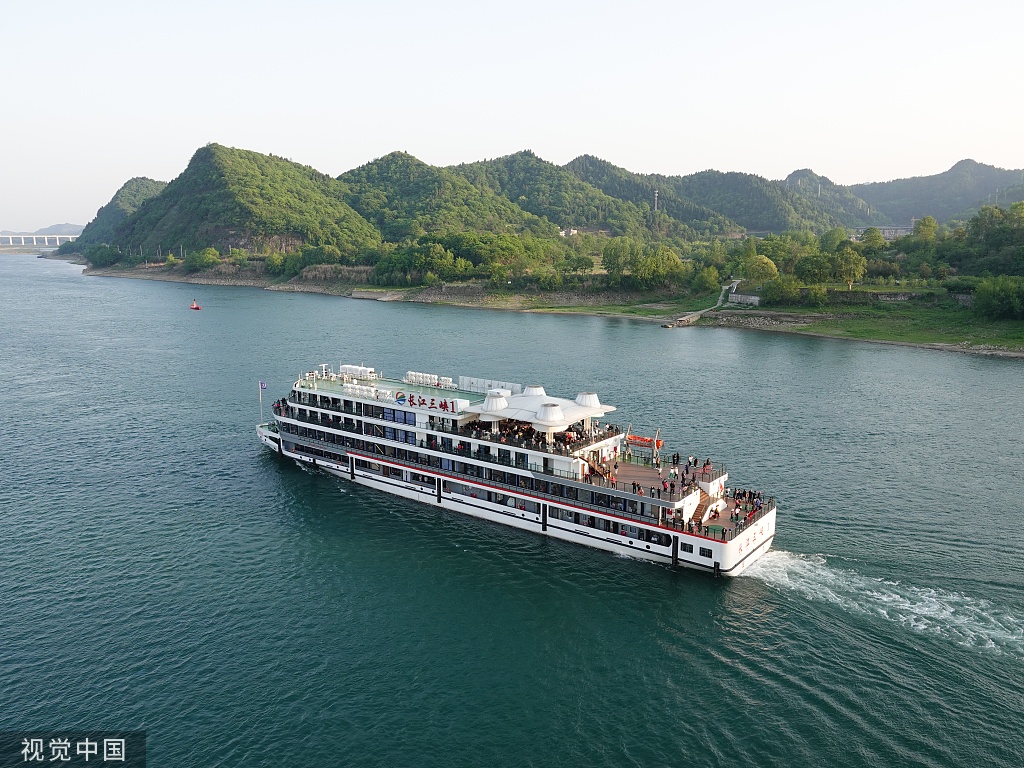 湖北宜昌：游客乘船游览长江三峡