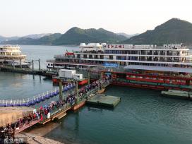 湖北宜昌：游客乘船游览长江三峡