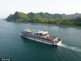 湖北宜昌：游客乘船游览长江三峡