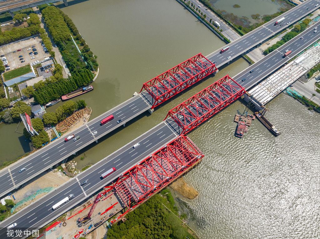 江苏昆山：沪宁高速公路青阳港大桥南半幅桥梁建设中