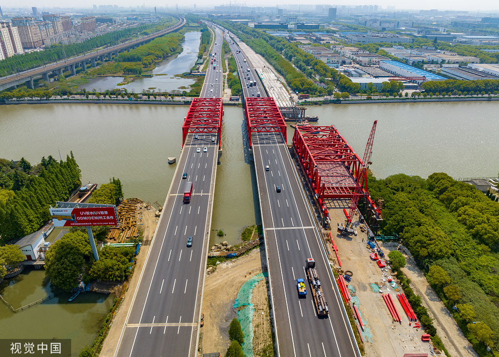 江苏昆山：沪宁高速公路青阳港大桥南半幅桥梁建设中