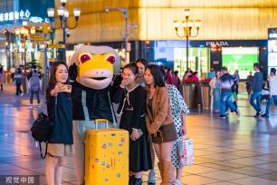重庆：五一假日临近 景点开启“人从众”模式