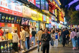 重庆：五一假日临近 景点开启“人从众”模式
