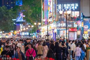 重庆：五一假日临近 景点开启“人从众”模式