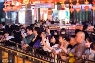 重庆：五一假日临近 景点开启“人从众”模式