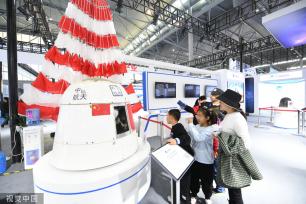 合肥：“中国航天日”活动参观者络绎不绝