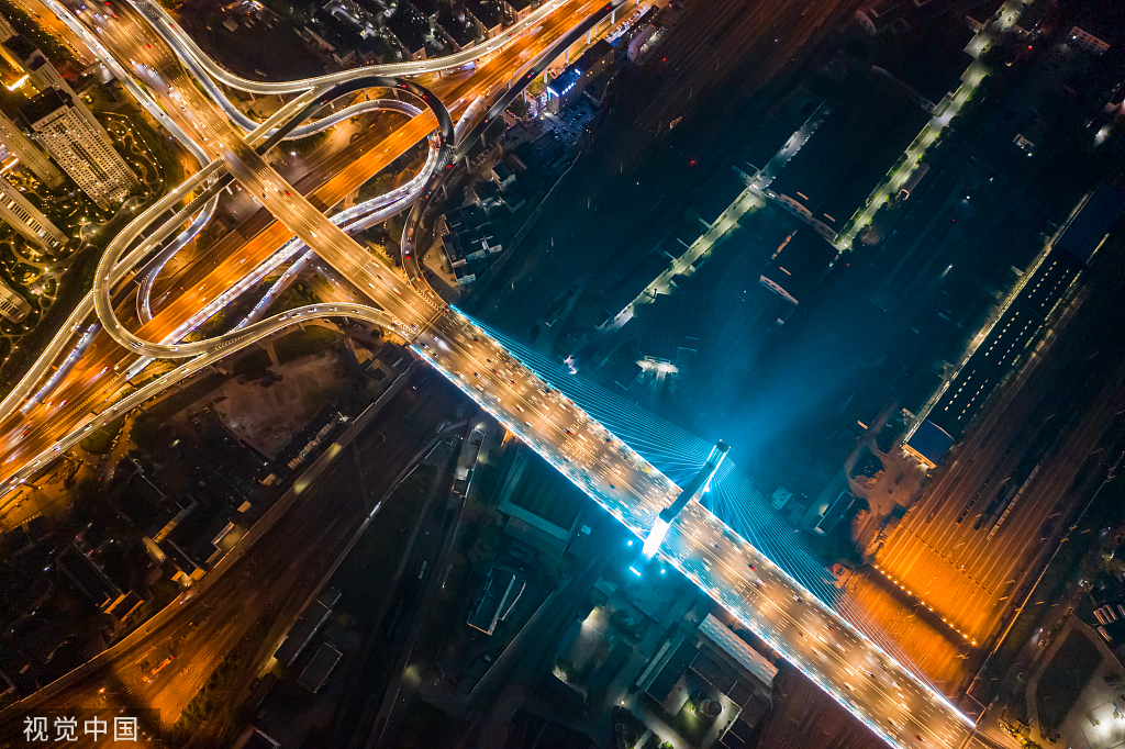 郑州：六种颜色灯光扮靓农业路大桥夜景